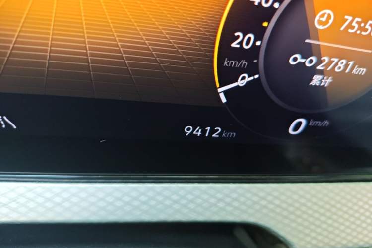 Used Volkswagen Tavendor 2025 Model 380TSI Four-Wheel Drive R-Line Cruise Zhongxiang Edition Odometer Close Up