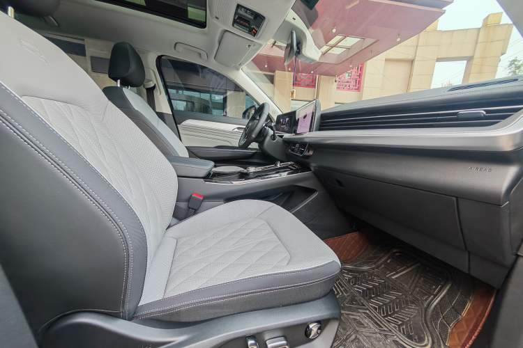 Used Volkswagen Tavendor 2025 Model 380TSI Four-Wheel Drive R-Line Cruise Zhongxiang Edition Right Front Seat