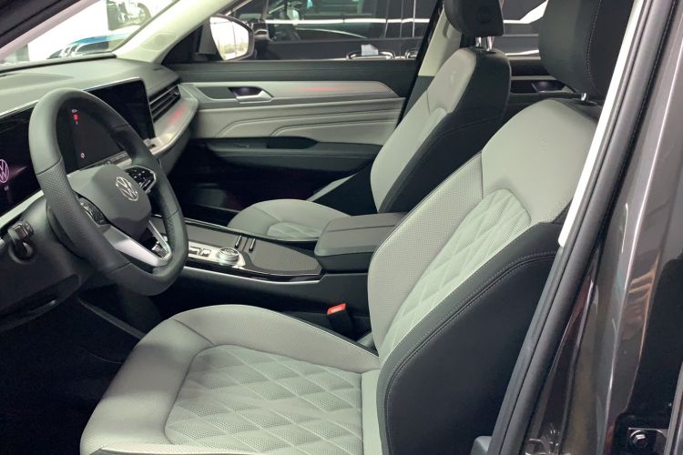 Used Volkswagen Tavendor 2025 Model 380TSI Four-Wheel Drive R-Line Cruise Zhongxiang Edition Interior 2
