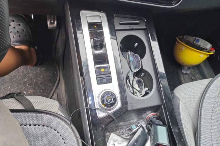 Used Volkswagen Tavendor 2025 Model 380TSI Four-Wheel Drive R-Line Cruise Zhongxiang Edition Gear Lever