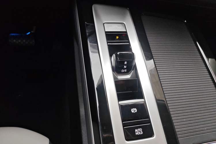 Used Volkswagen Tavendor 2026 Model 330TSI Luxury Journey—Shared Enjoyment Edition Gear Lever
