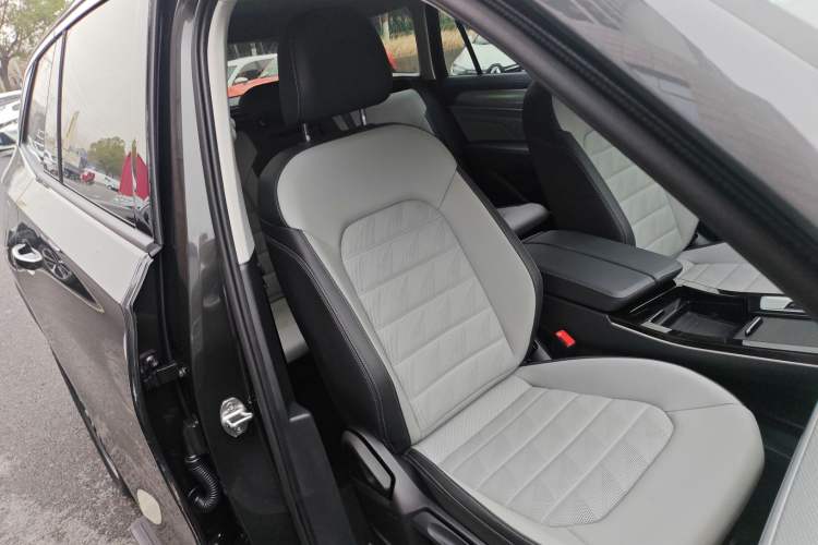 Used Volkswagen Tavendor 2026 Model 330TSI Luxury Journey—Shared Enjoyment Edition Right Front Seat