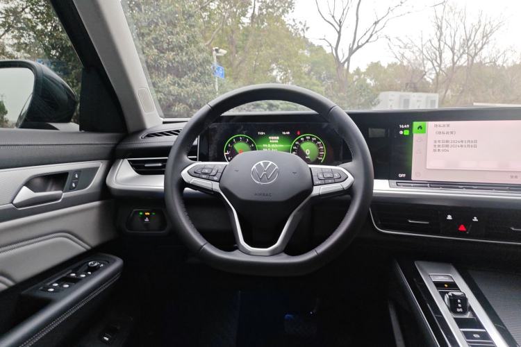 Used Volkswagen Tavendor 2026 Model 330TSI Luxury Journey—Shared Enjoyment Edition Steering Wheel