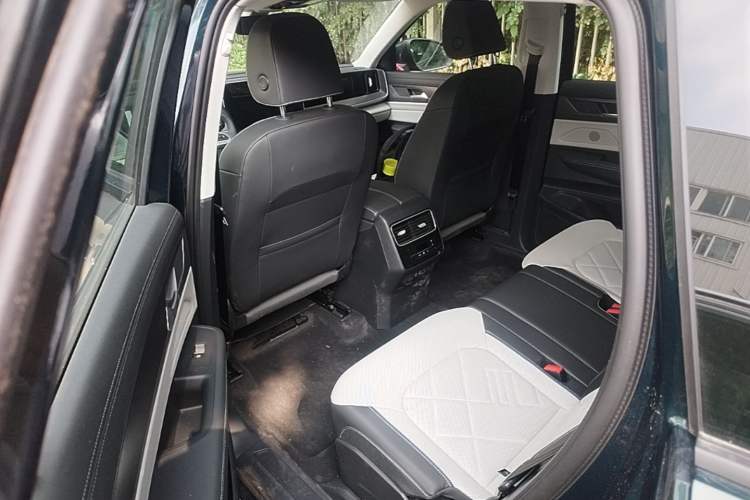 Used Volkswagen Tavendor 2026 450TSI All-Wheel-Drive Supreme Edition Left Rear Seat