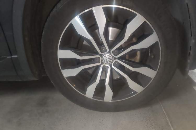 Used Volkswagen Tayron 2019 380TSI Four-Wheel Drive R-Line China VI-standard Right Front Wheel Hub