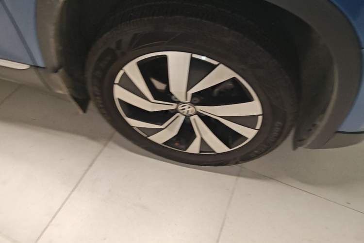 Used Volkswagen Tayron 2019 330TSI Two-Wheel-Drive Luxury Version China V Emission Standard Right Front Wheel Hub