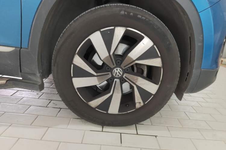 Used Volkswagen Tayron 2019 330TSI Two-Wheel-Drive Luxury Version China V Emission Standard Right Front Wheel Hub