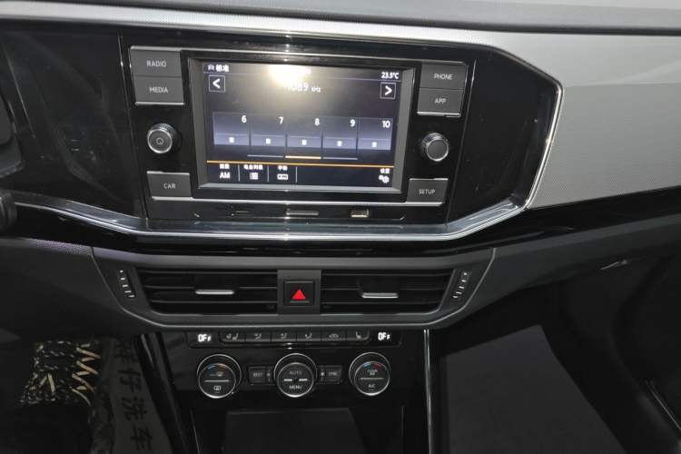 Used Volkswagen Tayron 2019 330TSI Two-Wheel-Drive Luxury Version China V Emission Standard Audio And AC Panel