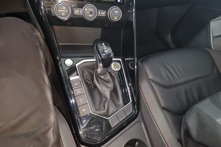 Used Volkswagen Tayron 2019 330TSI Two-Wheel-Drive Luxury Version China V Emission Standard Gear Lever