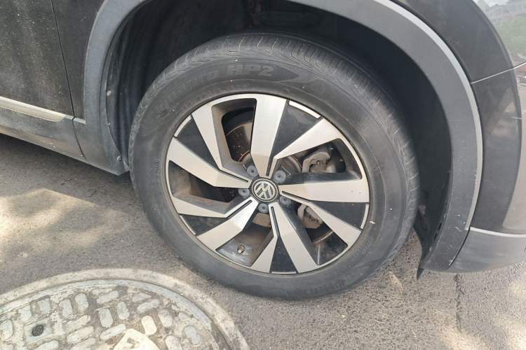 Used Volkswagen Tayron 2019 330TSI Two-Wheel-Drive Luxury Version China V Emission Standard Right Front Wheel Hub
