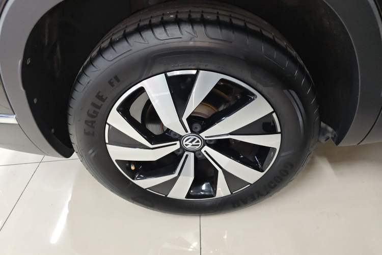 Used Volkswagen Tayron 2019 330TSI Two-Wheel-Drive Luxury Version China V Emission Standard Right Rear Wheel Hub