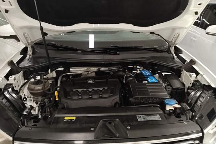 Used Volkswagen Tayron 2019 330TSI Two-Wheel Drive Luxury Model China VI Standard Engine Bay