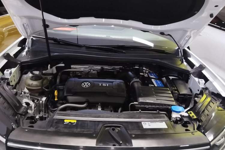 Used Volkswagen Tayron 2019 380TSI Four-Wheel Drive R-Line China VI-standard Engine Bay