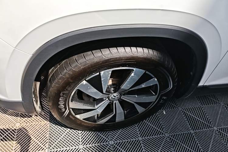 Used Volkswagen Tayron 2019 330TSI Two-Wheel-Drive Luxury Version China V Emission Standard Left Front Wheel Hub