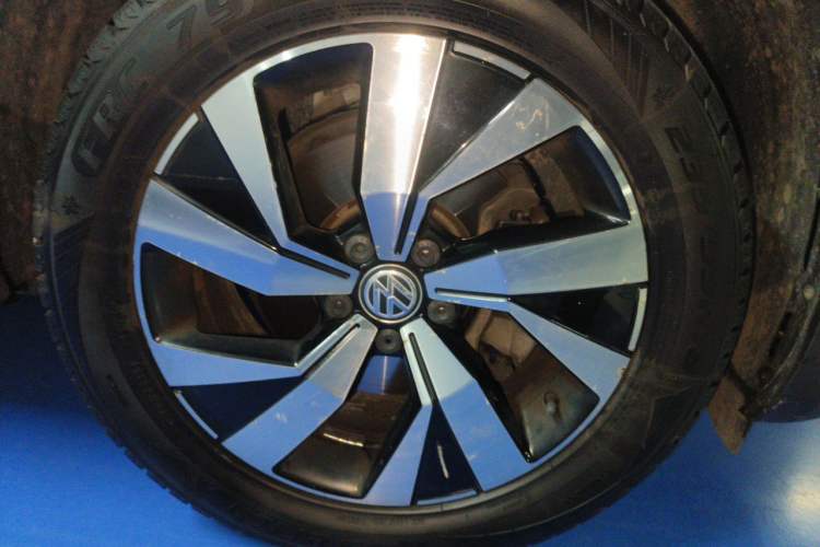 Used Volkswagen Tayron 2019 330TSI Two-Wheel-Drive Luxury Version China V Emission Standard Right Front Wheel Hub