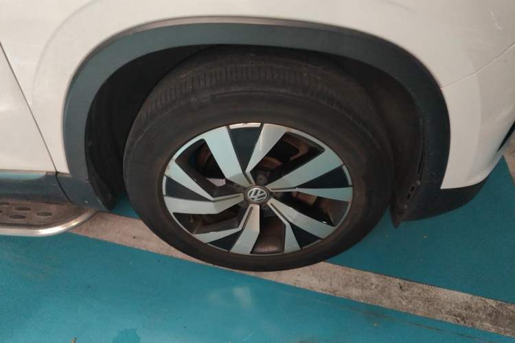 Used Volkswagen Tayron 2019 330TSI Two-Wheel-Drive Luxury Version China V Emission Standard Right Front Wheel Hub