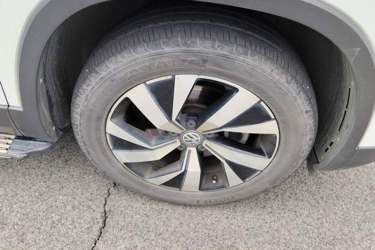 Used Volkswagen Tayron 2019 330TSI Two-Wheel-Drive Luxury Version China V Emission Standard Right Front Wheel Hub