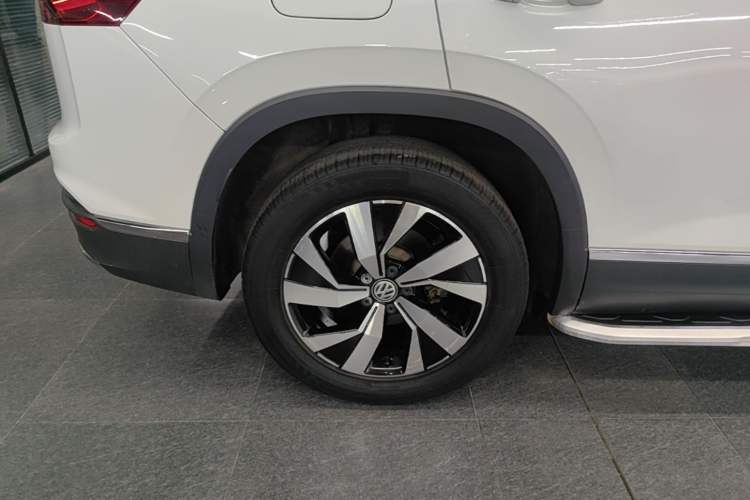 Used Volkswagen Tayron 2019 Teramont Edition 280TSI Two-Wheel Drive Luxury Model China VI Standard Right Rear Wheel Hub
