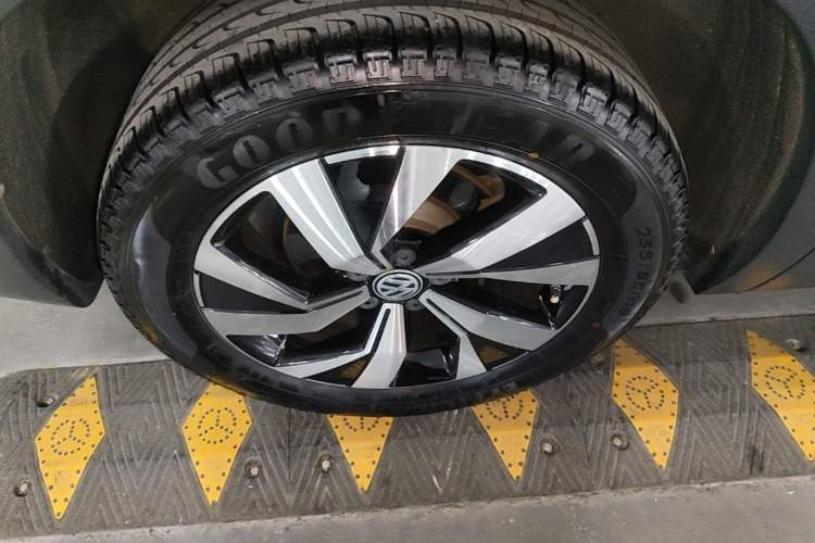 Used Volkswagen Tayron 2019 330TSI Two-Wheel-Drive Luxury Version China V Emission Standard Right Rear Wheel Hub