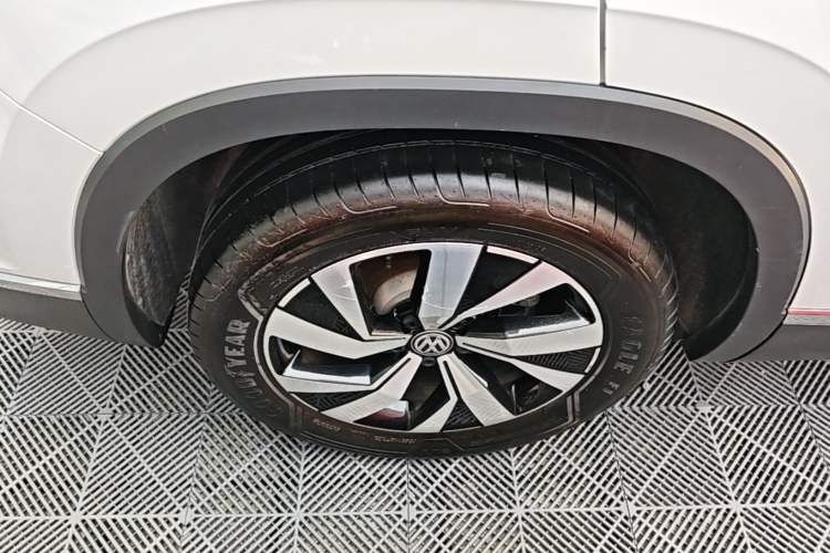 Used Volkswagen Tayron 2019 330TSI Two-Wheel-Drive Luxury Version China V Emission Standard Right Rear Wheel Hub