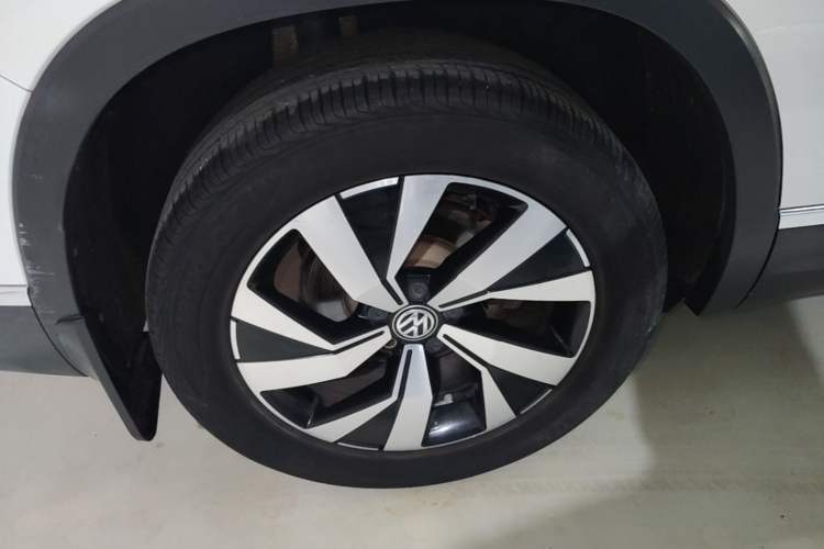 Used Volkswagen Tayron 2019 330TSI Two-Wheel-Drive Luxury Version China V Emission Standard Right Rear Wheel Hub