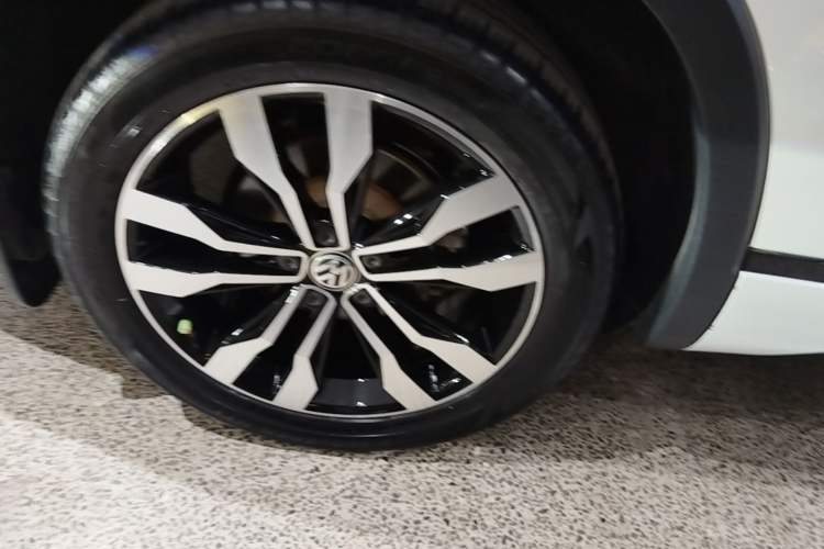 Used Volkswagen Tayron 2019 380TSI Four-Wheel Drive R-Line China VI-standard Right Rear Wheel Hub