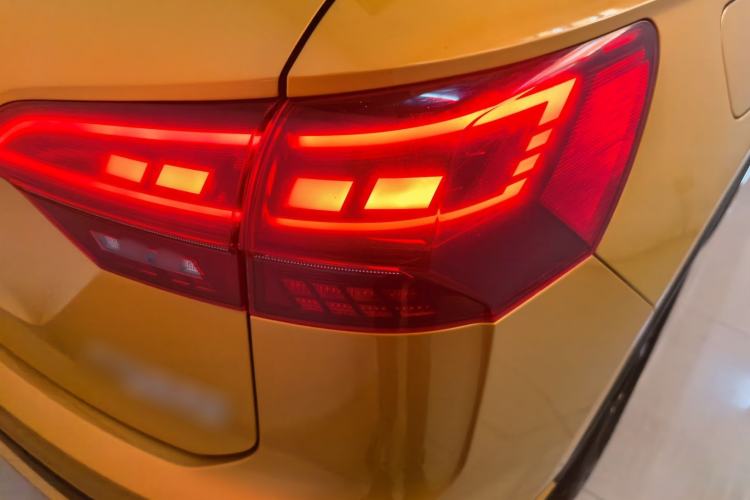 Used Volkswagen Tayron 2019 380TSI Four-Wheel Drive R-Line China VI-standard Right Rear Taillight