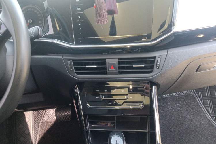 Used Volkswagen Tayron 2020 330TSI Two-Wheel Drive Luxury Smart Connectivity Version Audio And AC Panel