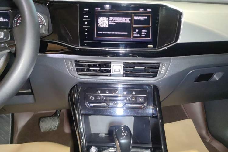 Used Volkswagen Tayron 2020 330TSI Two-Wheel Drive Luxury Smart Connectivity Version Audio And AC Panel