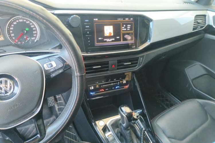 Used Volkswagen Tayron 2020 330TSI Two-Wheel Drive Luxury Smart Connectivity Version Audio And AC Panel