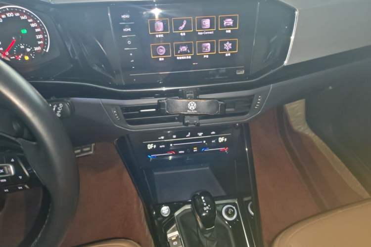 Used Volkswagen Tayron 2020 330TSI Two-Wheel Drive Luxury Smart Connectivity Version Audio And AC Panel