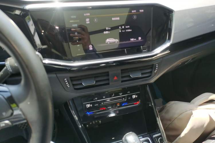 Used Volkswagen Tayron 2020 280TSI Two-Wheel Drive Luxury Connect Edition Audio And AC Panel
