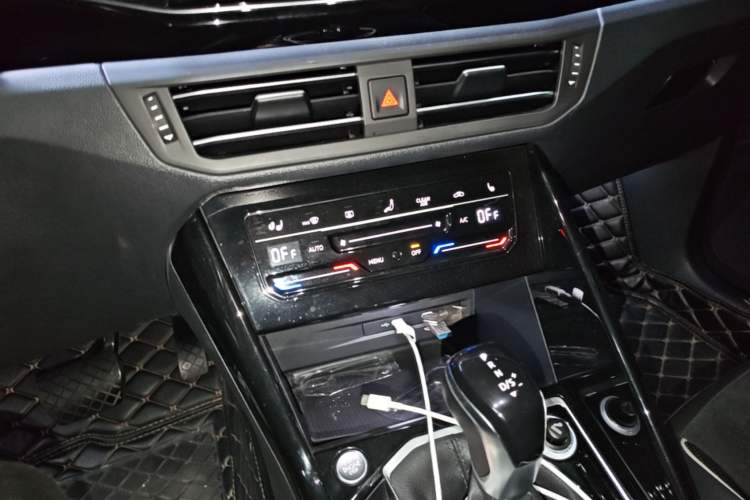Used Volkswagen Tayron 2020 330TSI Two-Wheel Drive Luxury Connected Pro Edition Audio And AC Panel
