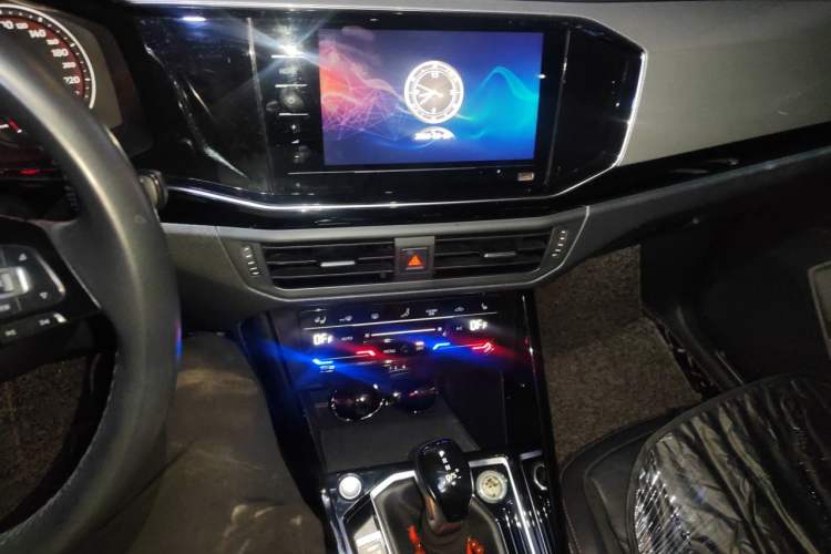 Used Volkswagen Tayron 2020 330TSI Two-Wheel Drive Luxury Smart Connectivity Version Audio And AC Panel
