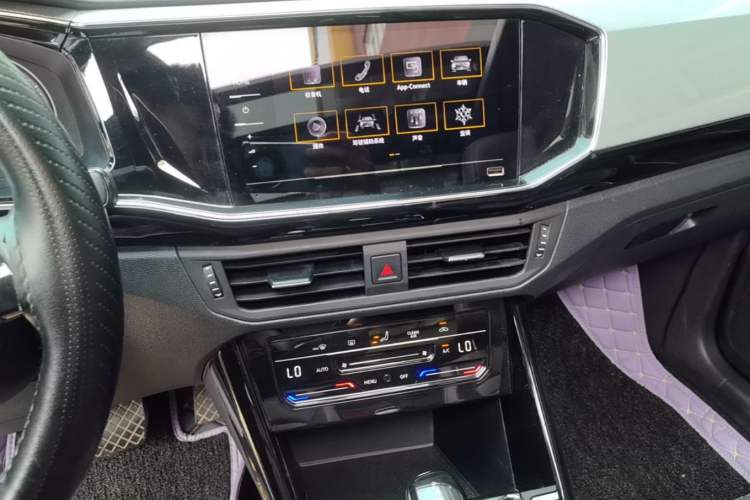 Used Volkswagen Tayron 2020 330TSI Two-Wheel Drive Luxury Smart Connectivity Version Audio And AC Panel