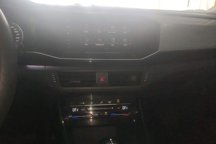 Used Volkswagen Tayron 2020 330TSI Two-Wheel Drive Luxury Smart Connectivity Version Audio And AC Panel