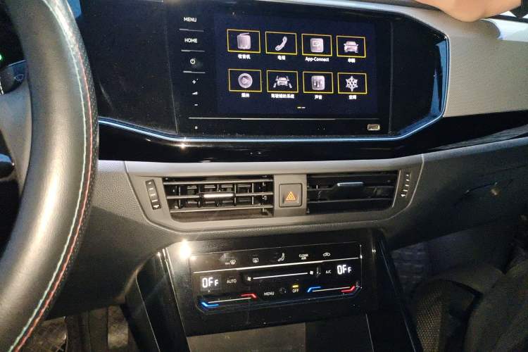 Used Volkswagen Tayron 2020 330TSI Two-Wheel Drive Luxury Smart Connectivity Version Audio And AC Panel