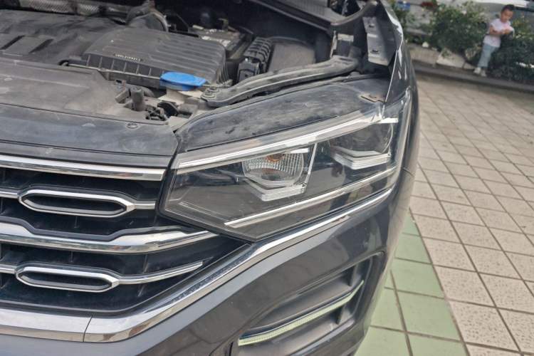 Used Volkswagen Tayron 2020 330TSI Two-Wheel Drive Luxury Connected Pro Edition Engine Bay Left