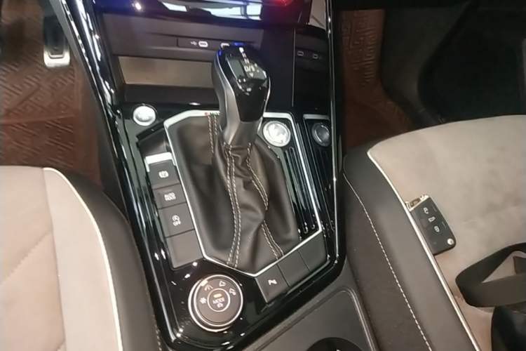 Used Volkswagen Tayron 2020 380TSI All-Wheel Drive R-Line Connected Version Gear Lever
