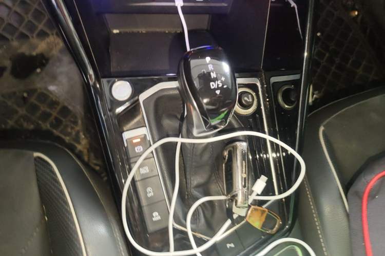 Used Volkswagen Tayron 2020 330TSI Two-Wheel Drive Luxury Connected Pro Edition Gear Lever
