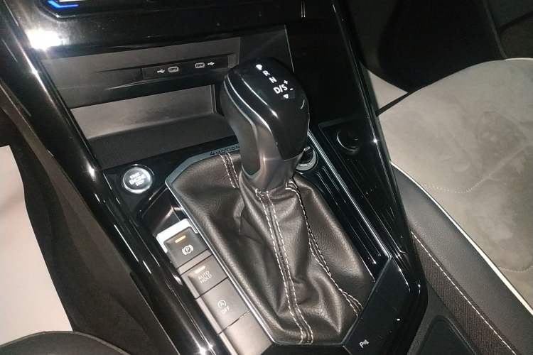 Used Volkswagen Tayron 2020 380TSI All-Wheel Drive R-Line Connected Version Gear Lever