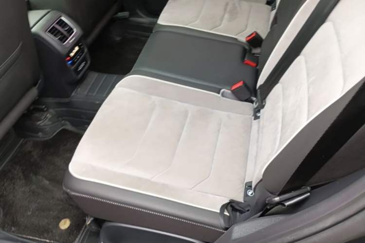 Used Volkswagen Tayron 2020 380TSI All-Wheel Drive R-Line Connected Version Left Rear Seat
