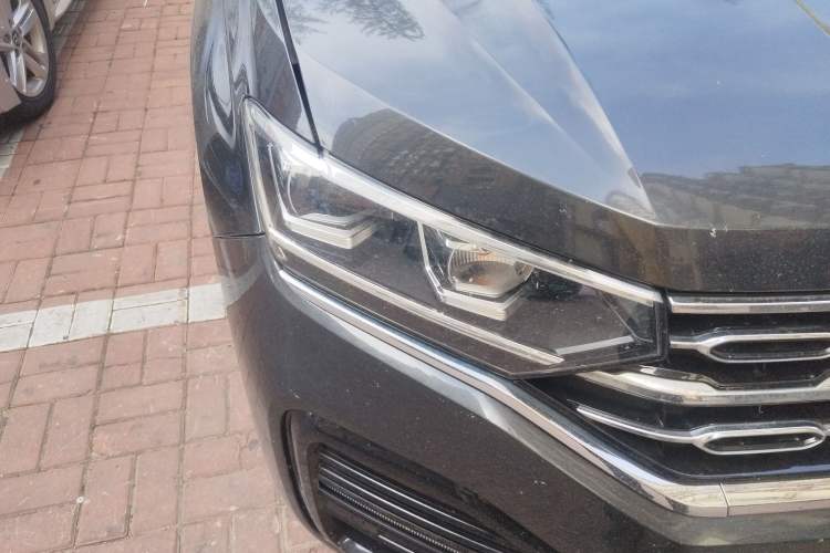 Used Volkswagen Tayron 2020 380TSI All-Wheel Drive R-Line Connected Version Right Front Headlight