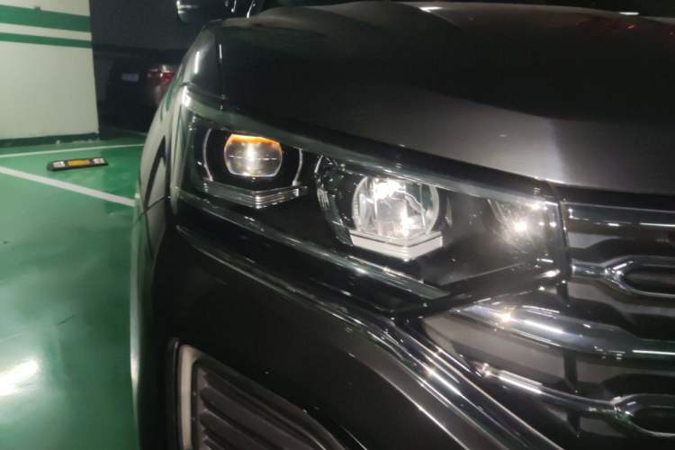 Used Volkswagen Tayron 2020 330TSI Two-Wheel Drive Luxury Connected Pro Edition Right Front Headlight