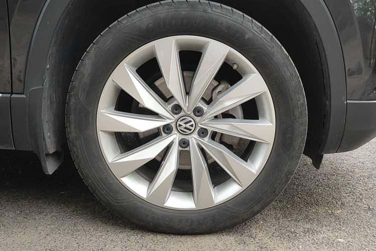 Used Volkswagen Tayron 2020 330TSI Two-Wheel Drive Luxury Connected Pro Edition Right Front Wheel Hub