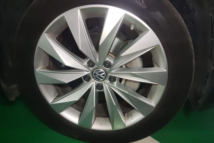 Used Volkswagen Tayron 2020 330TSI Two-Wheel Drive Luxury Connected Pro Edition Right Front Wheel Hub
