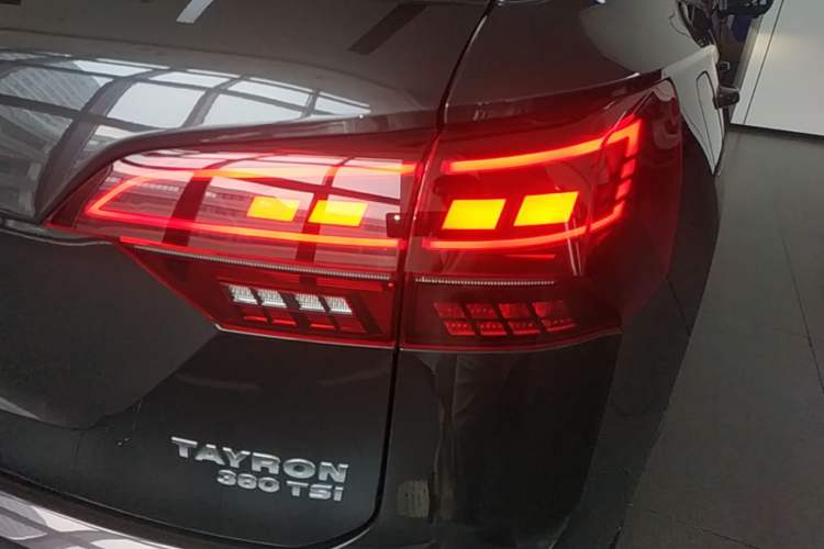 Used Volkswagen Tayron 2020 380TSI All-Wheel Drive R-Line Connected Version Right Rear Taillight