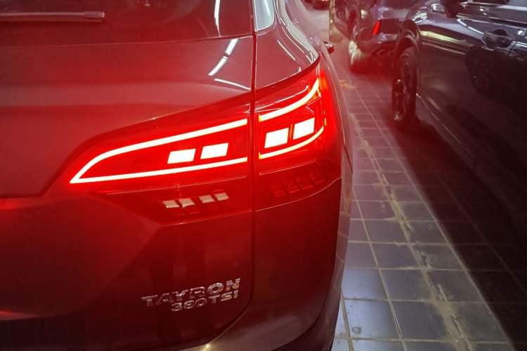 Used Volkswagen Tayron 2020 380TSI All-Wheel Drive R-Line Connected Version Right Rear Taillight