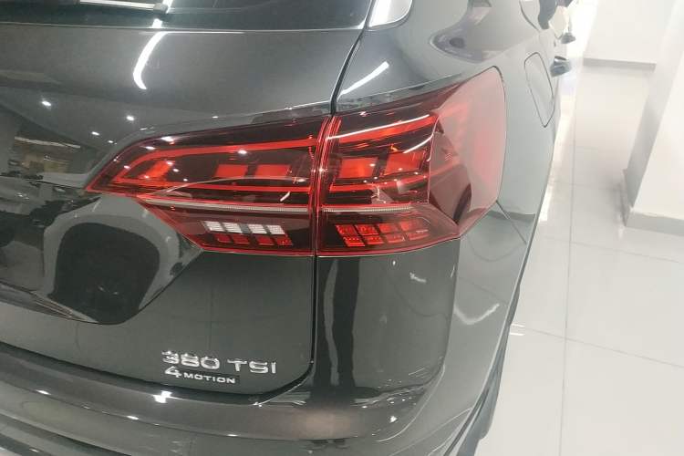 Used Volkswagen Tayron 2020 380TSI All-Wheel Drive R-Line Connected Version Right Rear Taillight