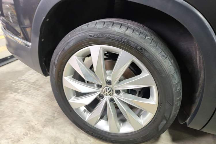 Used Volkswagen Tayron 2020 330TSI Two-Wheel Drive Luxury Connected Pro Edition Right Rear Wheel Hub